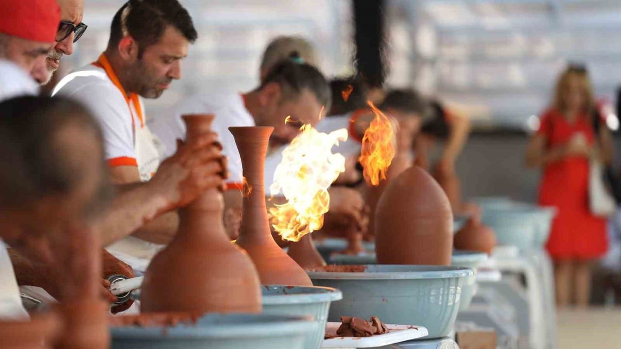 Menemen kırmızı toprağıyla dünyayı çömlekte buluşturuyor