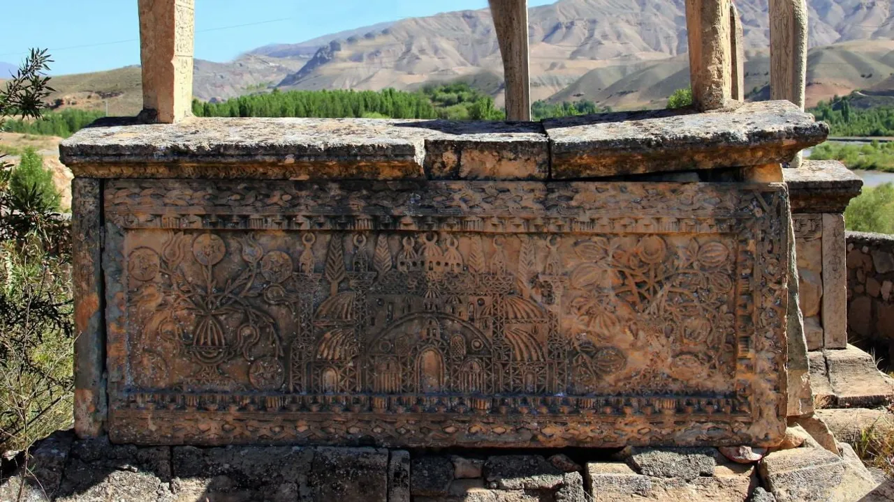 Mengücek mirasının kayalık bekçisi: Sultan Melik Türbesi
