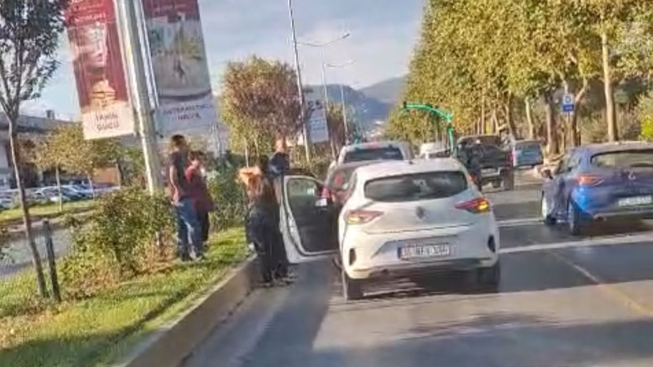 Menteşe'de üç aracın karıştığı zincirleme kaza maddi hasarla sonuçlandı