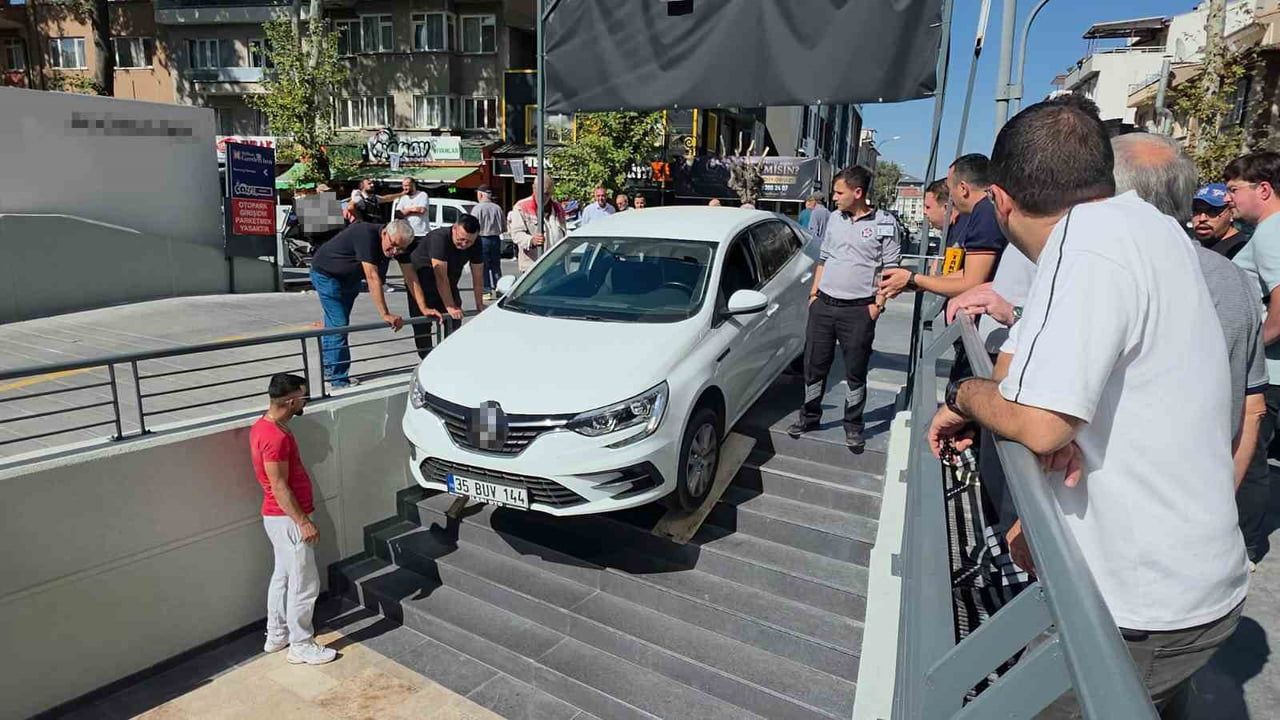 Merdivenlerde asılı kalan otomobil Kütahya'da şaşkınlık yarattı