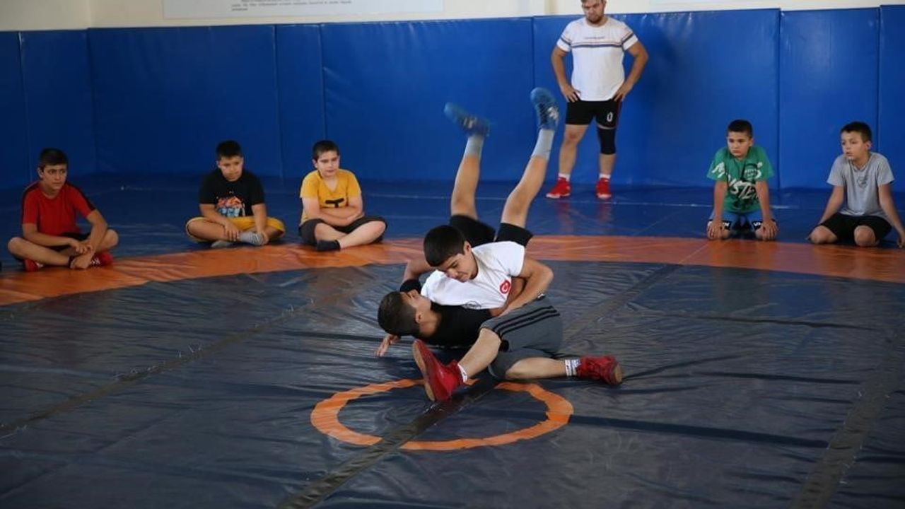 Merkezefendi'de kış spor okulları başladı: 14 branş, 20 tesiste kayıtlar açıldı
