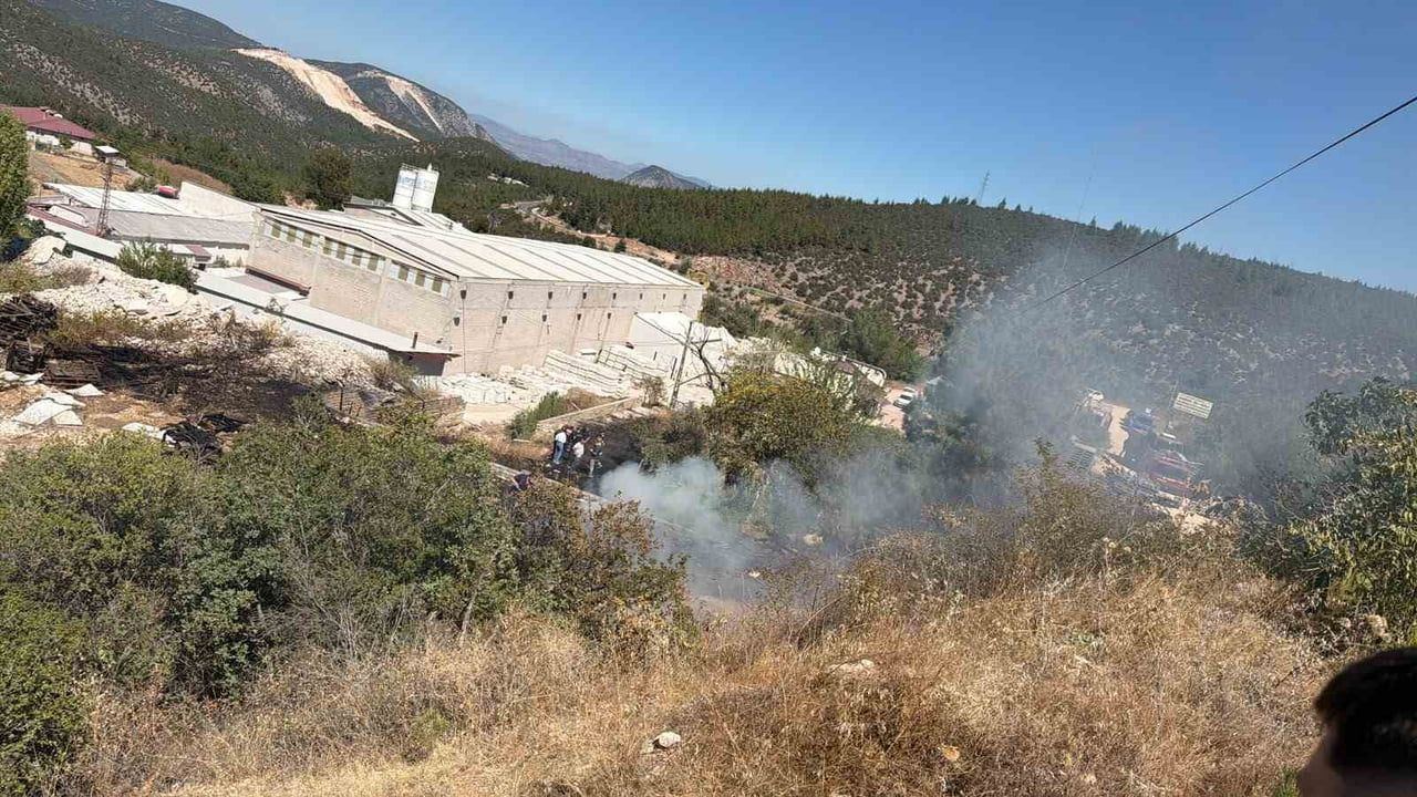 Mermer fabrikası bahçesinde başlayan yangın ormanlığa sıçradı, ekipler kısa sürede söndürdü