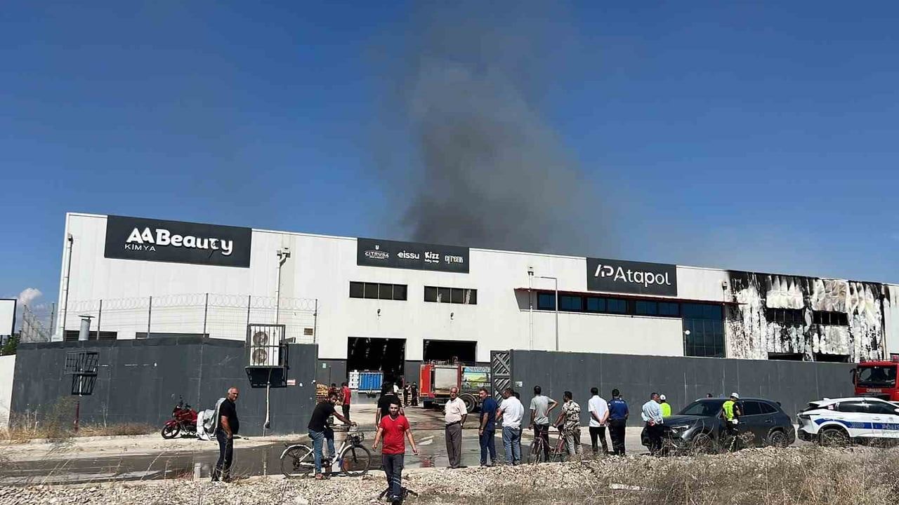 Mersin Akdeniz'de Çay Mahallesi'ndeki temizlik fabrikasında yangın kontrol altına alındı