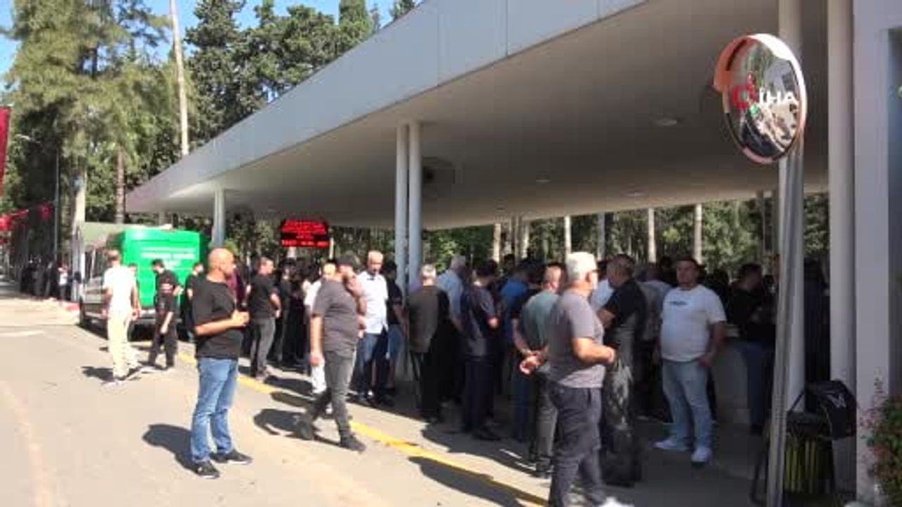 Mersin'de ailesiyle son kez uğurlandı: çocuklarının gözü önünde vurulduğu öne sürülen baba defnedildi