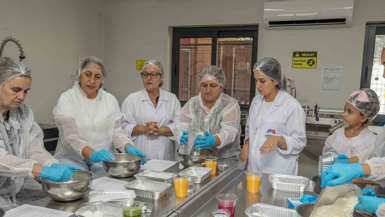 Mersin'de doğal özlerle üç renkli erişte atölyesi