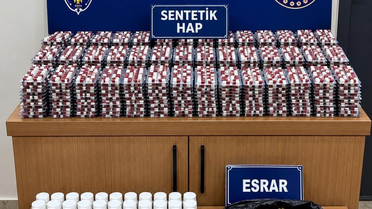 Mersin'de düzenlenen operasyonda binlerce sentetik hap ve esrar ele geçirildi