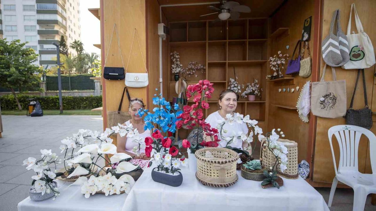 Mersin'de kadınlar park stantlarında emeklerini gelire çeviriyor