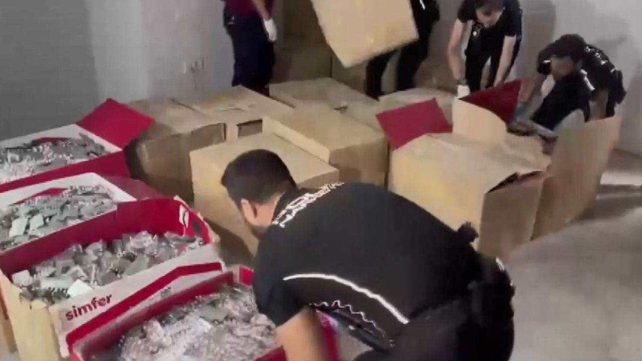 Mersin'de paravan dükkâna baskın: 2 milyon 296 bin 336 sentetik hap ele geçirildi