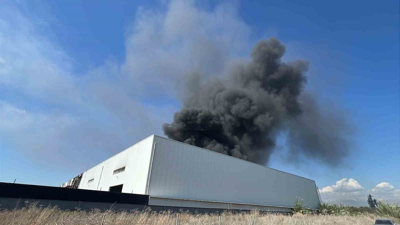 Mersin'de temizlik malzemesi fabrikasında yangın itfaiyeyi harekete geçirdi
