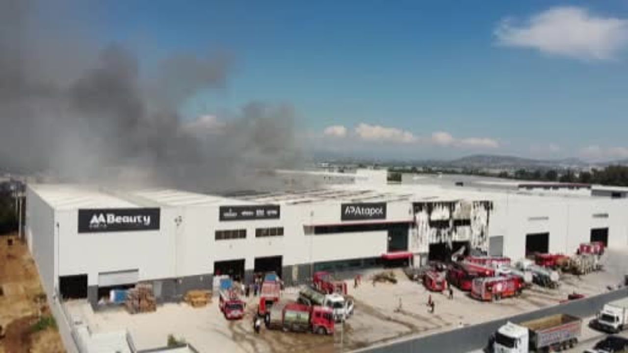 Mersin'de temizlik malzemesi fabrikasında yangın söndürme çalışmaları sürüyor