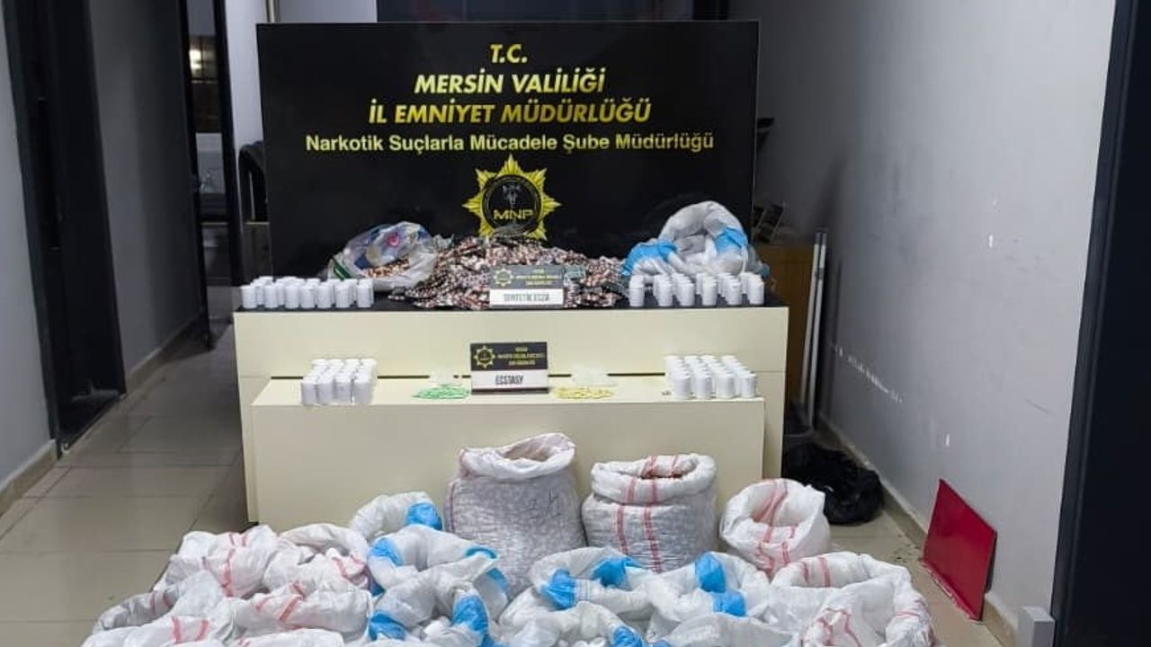 Mersin şehir hastanesi otoparkında panelvan araçtan 256 bin 900 sentetik ecza hapı ele geçirildi
