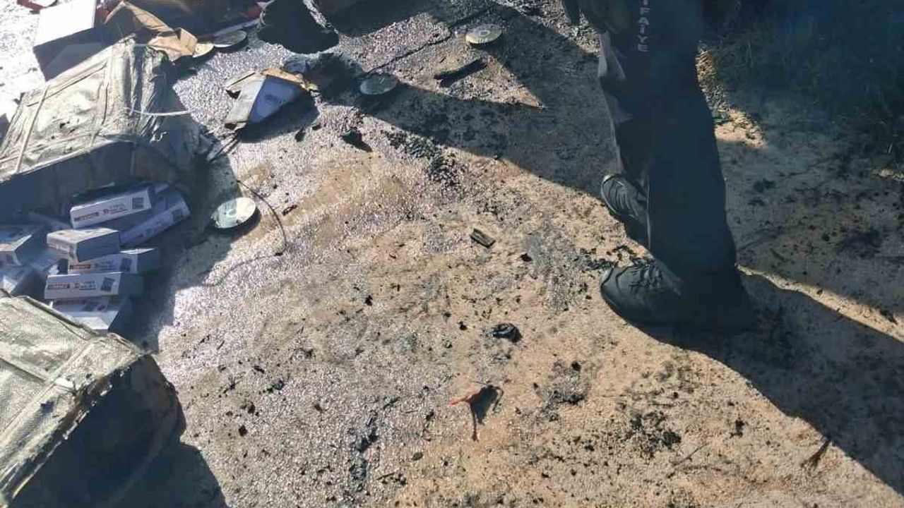 Merzifon yakınlarında hırdavat yüklü kamyonette yangın: araç kullanılamaz hale geldi