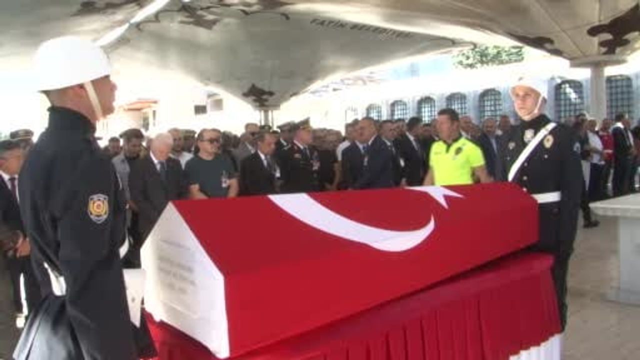 Meslektaşlarının omuzlarında uğurlandı: Esenyurt'ta şehit trafik polisi için tören
