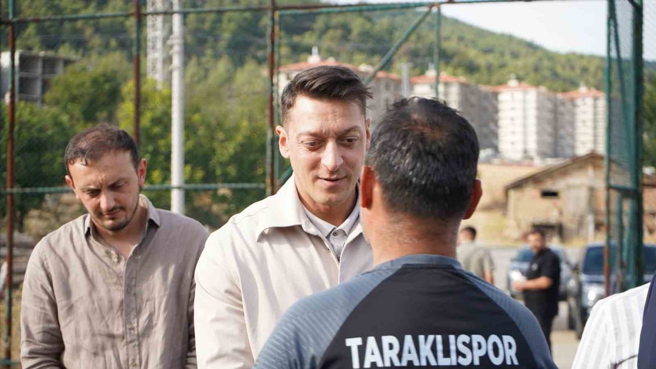 Mesut Özil Taraklı'da gençlerle sahaya indi ve akademi hedefini açıkladı