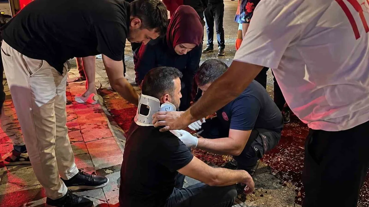 Metek kavşağında gece çarpışması: üç kişi yaralandı