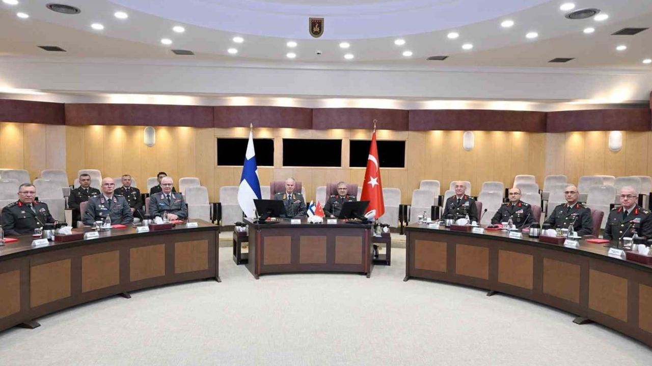 Metin Tokel, Finlandiya kara kuvvetleri komutanı Pasi Valimaki'yi askeri törenle karşıladı