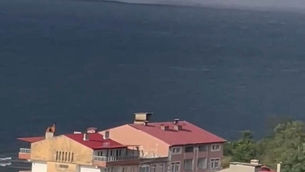 Metrelerce suyu göğe çeken hortum kıyıya varmadan sönümlendi
