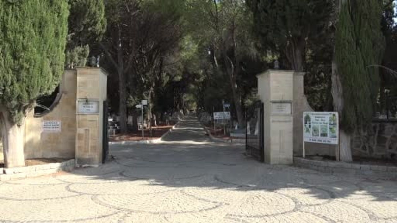 Mezarlığın bekçisi ve onlarca sincap: Çanakkale'de sıcak bir dostluk