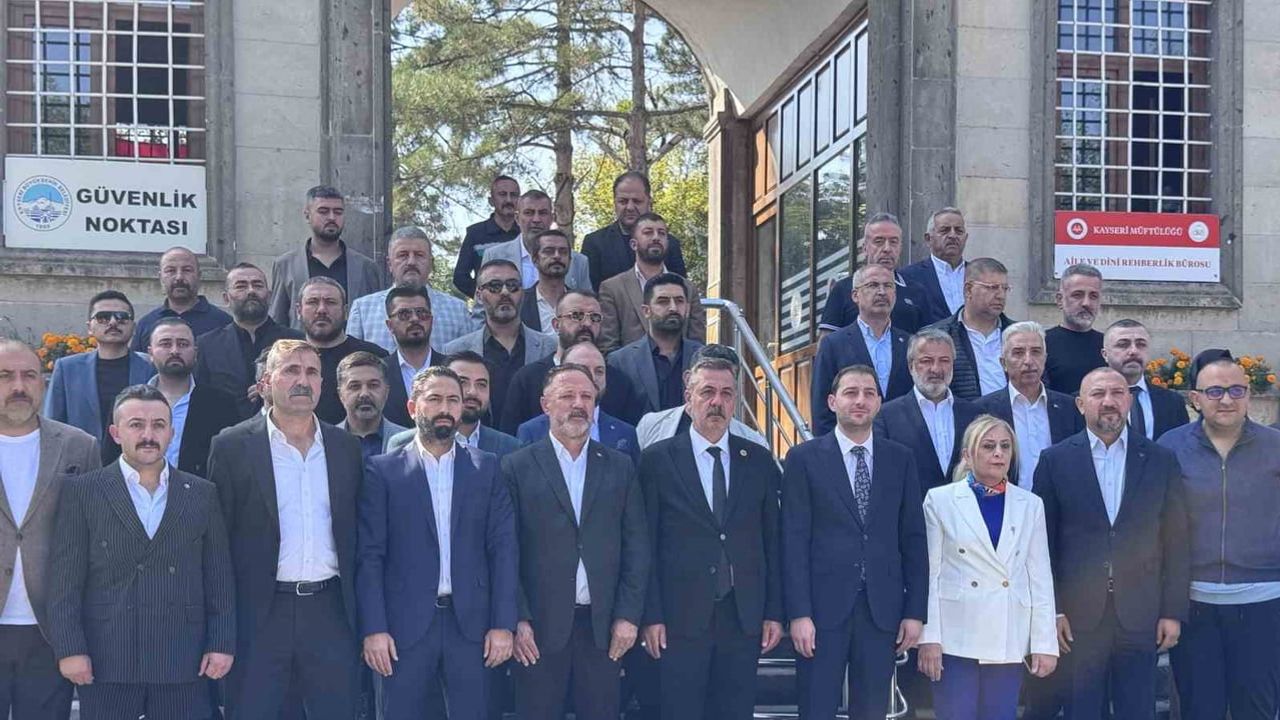 MHP Kayseri yönetimi yeni hizmet dönemine türbe duasıyla başladı