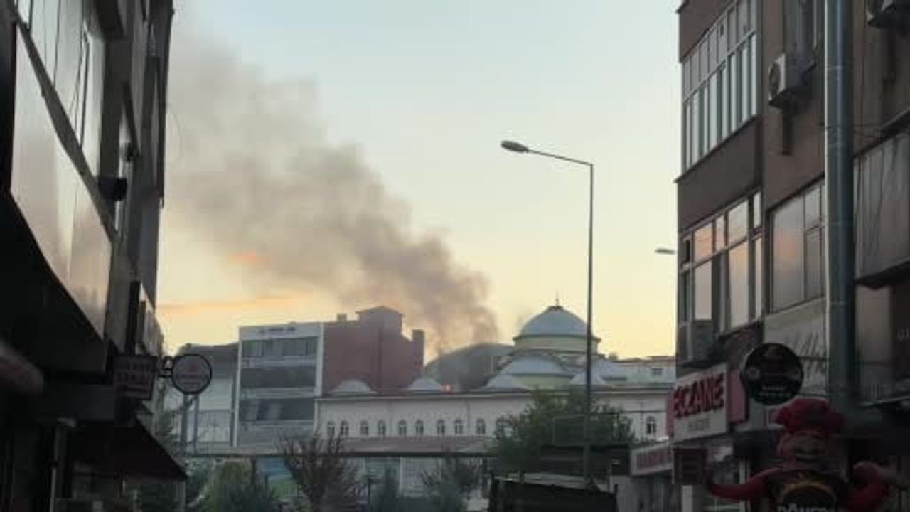 Mikrodalga patlaması dubleks dairesinde yangına yol açtı, 18 kişi dumandan etkilendi