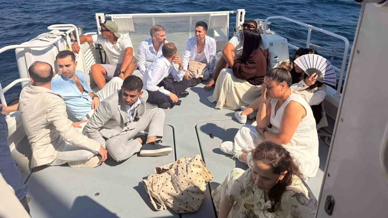 Milas açıklarında yelkenlide yakalanan düzensiz göçmenler ve iki şüpheli