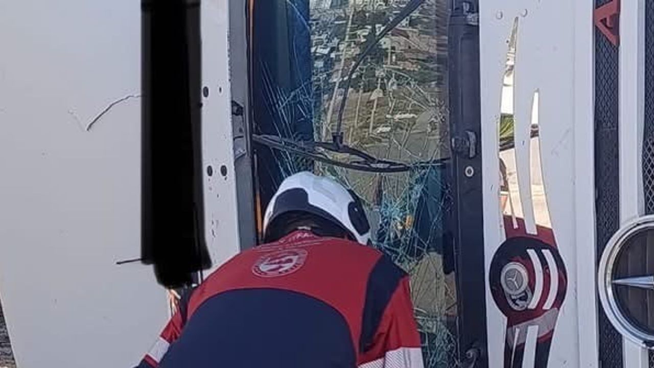Mimar Sinan Mahallesi'nde devrilen hafriyat kamyonunun sürücüsü yaralandı