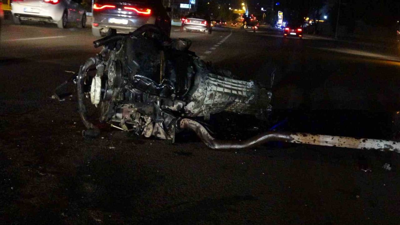Minibüs ağaca çarpıp motoru yola savrulunca 2 kişi yaralandı