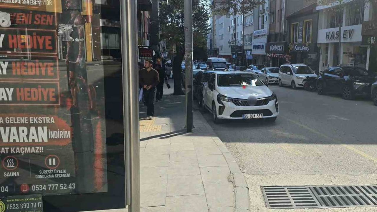 Minibüs durağını işgal eden sürücü trafikte gerginlik çıkardı