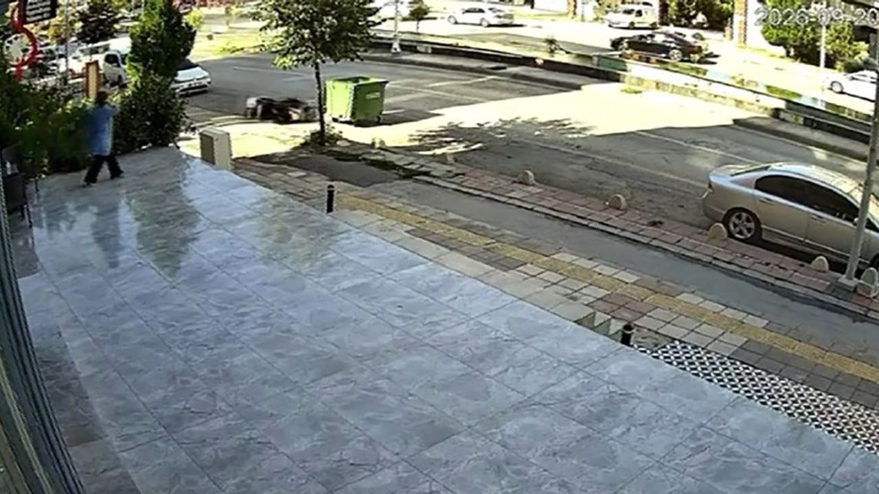Minibüs refüje çarpıp karşı şeride geçince motokurye son anda kurtuldu