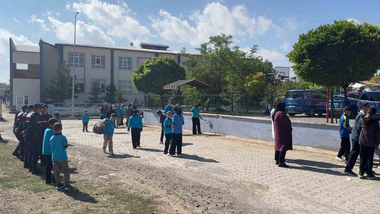 Minik eller büyük sorumluluk aldı: Altınyayla'da okul bahçeleri yenilendi