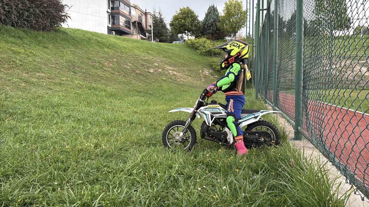 Minik İkra tepe ve pistlerde sınırlarını zorluyor