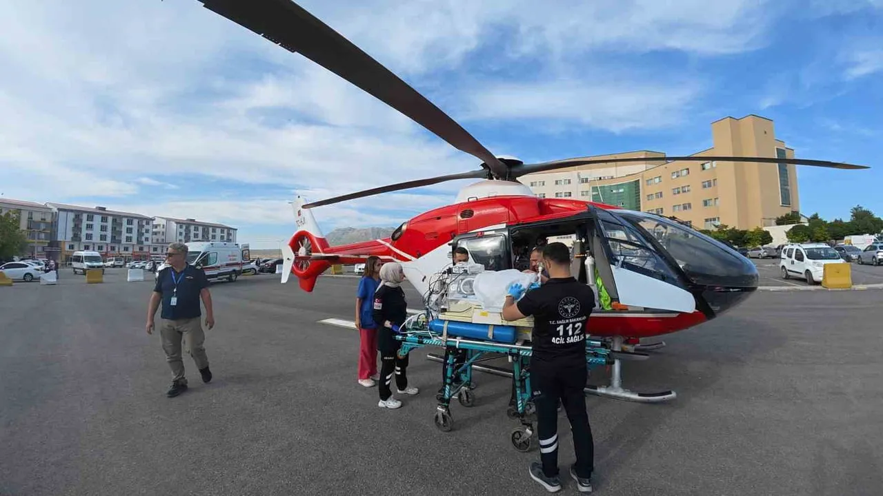 Minik kalbi için gökyüzünde sevk: Bitlis'ten Van'a helikopter ambulans