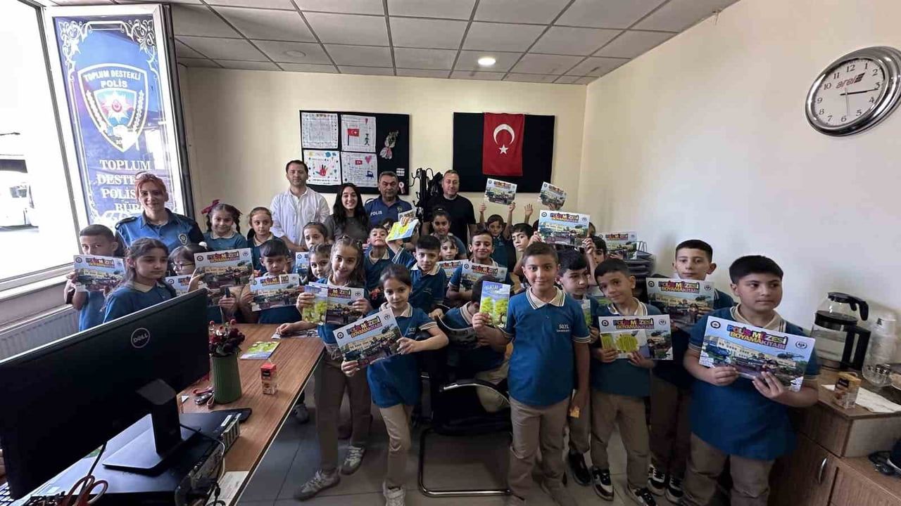 Minik öğrenciler polislerle bir gün geçirdi: mesleği deneyimlediler