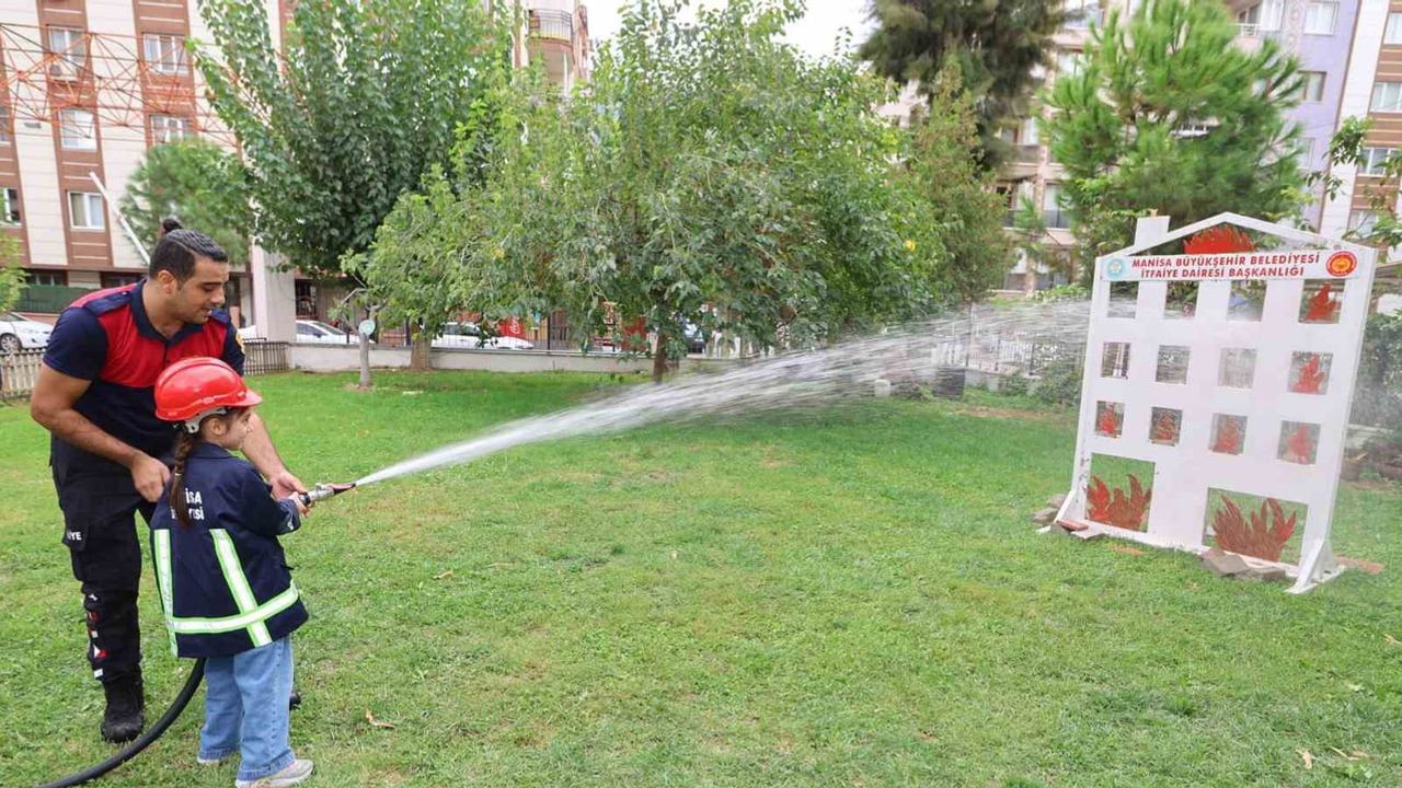 Minikler itfaiyeciliği uygulamalı olarak tanıdı