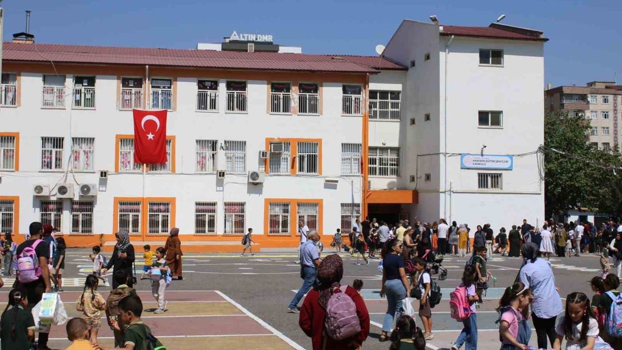 Miniklerin ilk zil heyecanı Hantepe Eğitim Şehitleri'nde yüzleri güldürdü