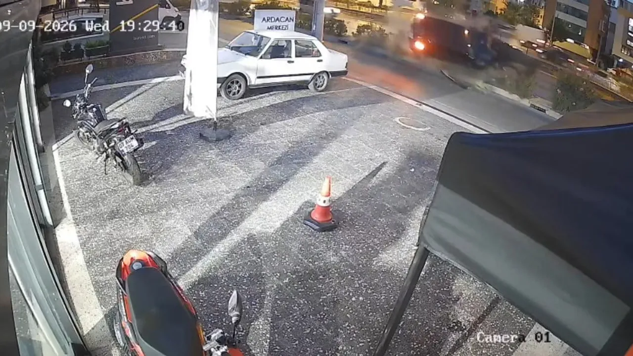Motoru yola fırlayan kaza: yayanın geçtiği an 5 saniye öncesine denk geldi
