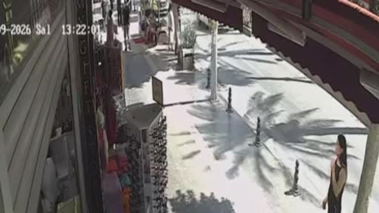 Motosiklet iki araç arasından geçip yayaya çarptı, sürücü kaçtı