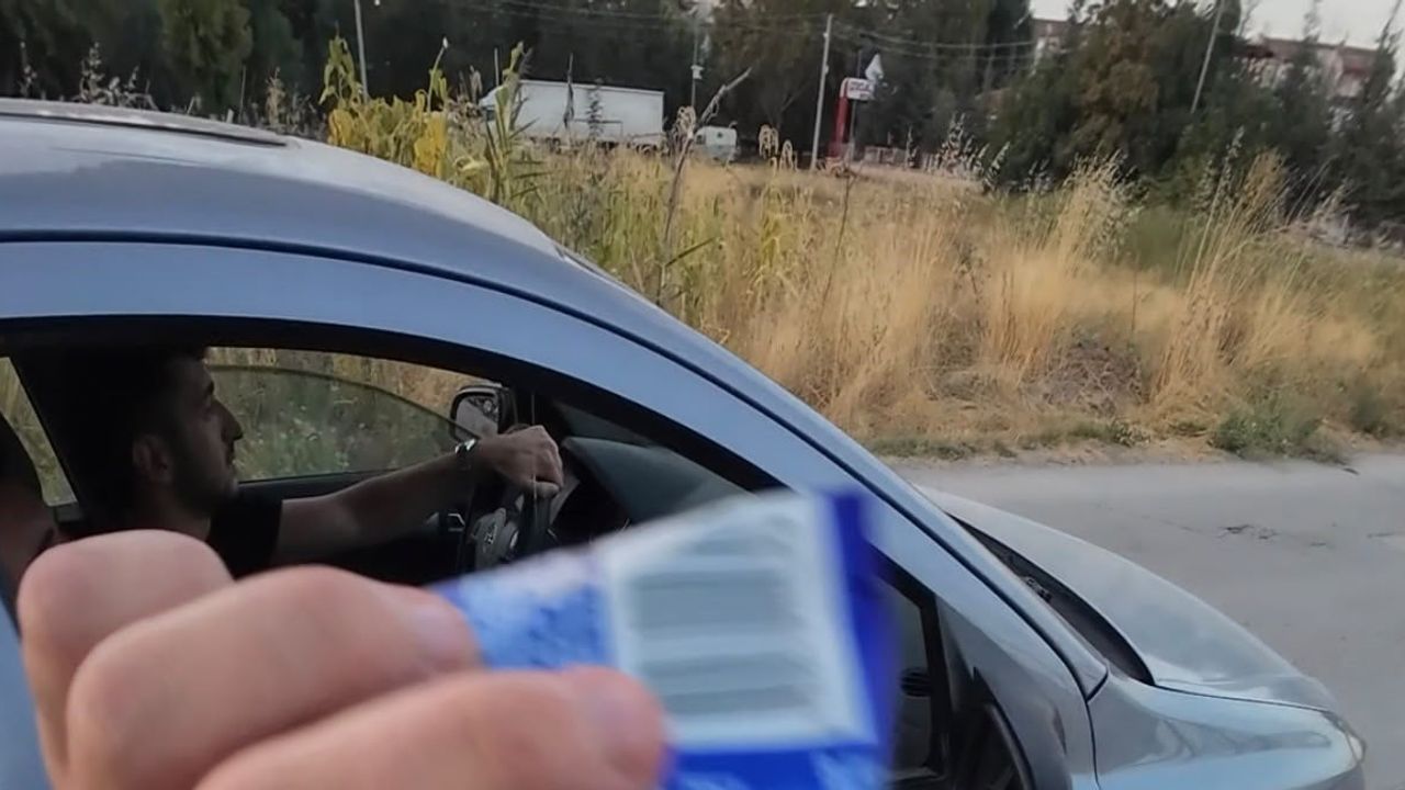 Motosiklet sürücüsü çöpü geri gönderdi: kask kamerası anları kaydetti