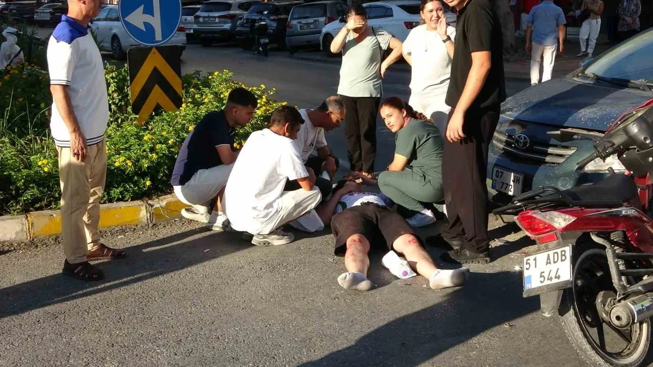 Motosiklet sürücüsü yaralandı: Demokrasi Bulvarı'nda kaza