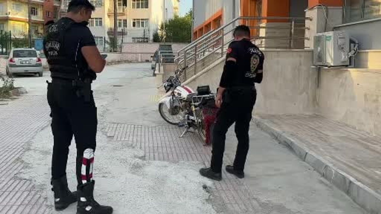 Motosikletle ters şeritten kaçan sürücü sınav çıkışında polis tarafından yakalandı