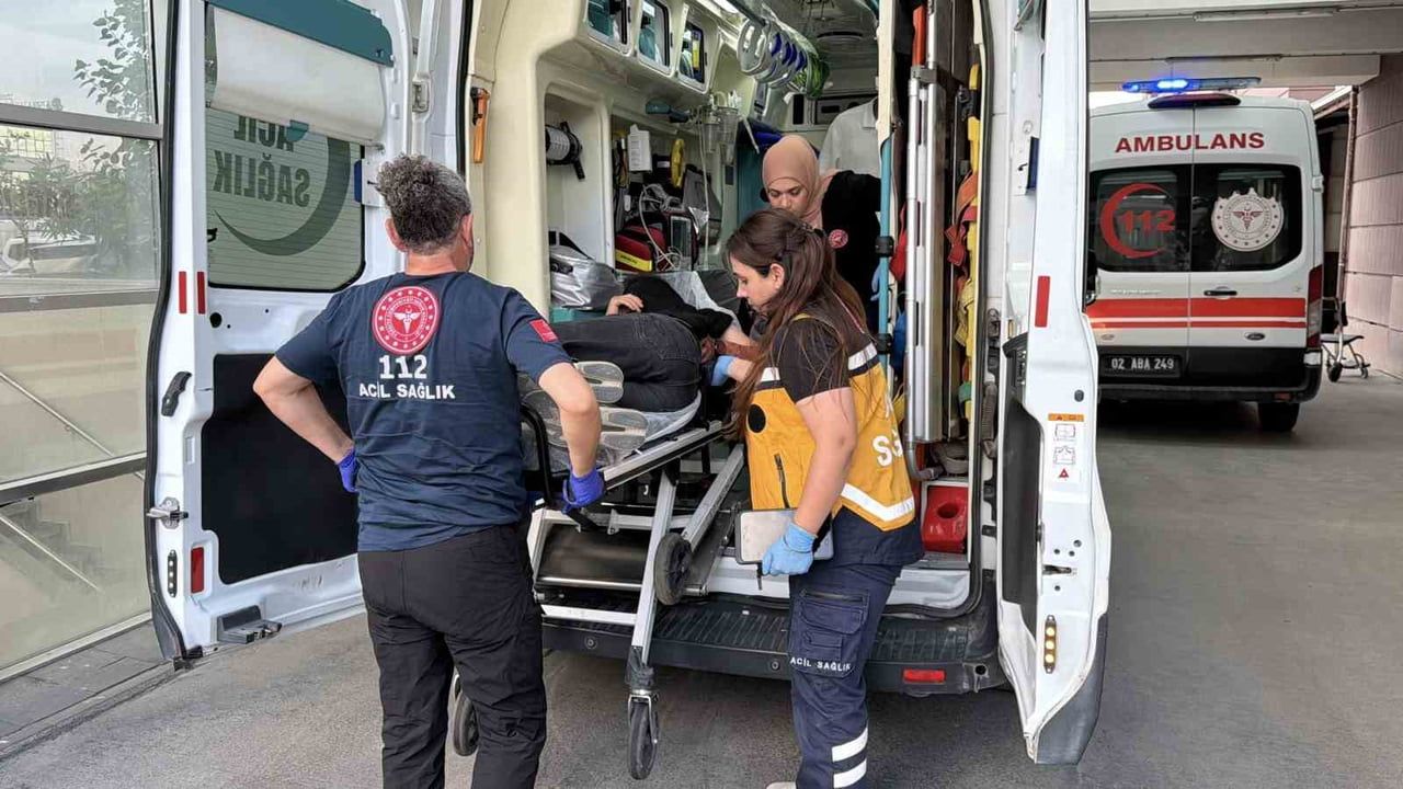 Müdahale eden genç bıçaklandı, şüpheliler kaçtı