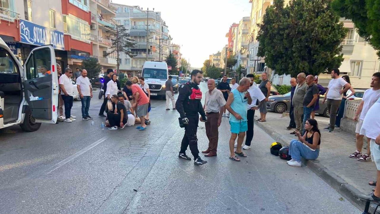 Mudanya'da Atatürk Caddesi'nde motosikletle yaya çarpıştı: 2 yaralı