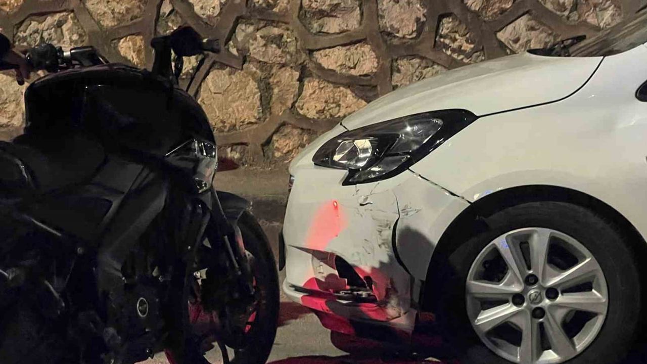 Mudanya'da direksiyon hakimiyetini kaybeden motosiklet park halindeki araca çarptı: iki yaralı