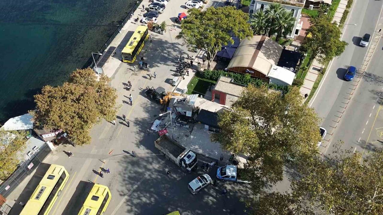 Mudanya'da meydandaki büfe mahkeme kararıyla yıkıldı