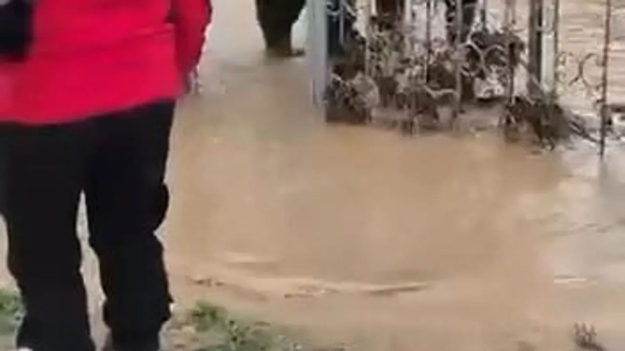 Mudanya'da sağanak sonrası mahsur kalanlar ekiplerle kurtarıldı