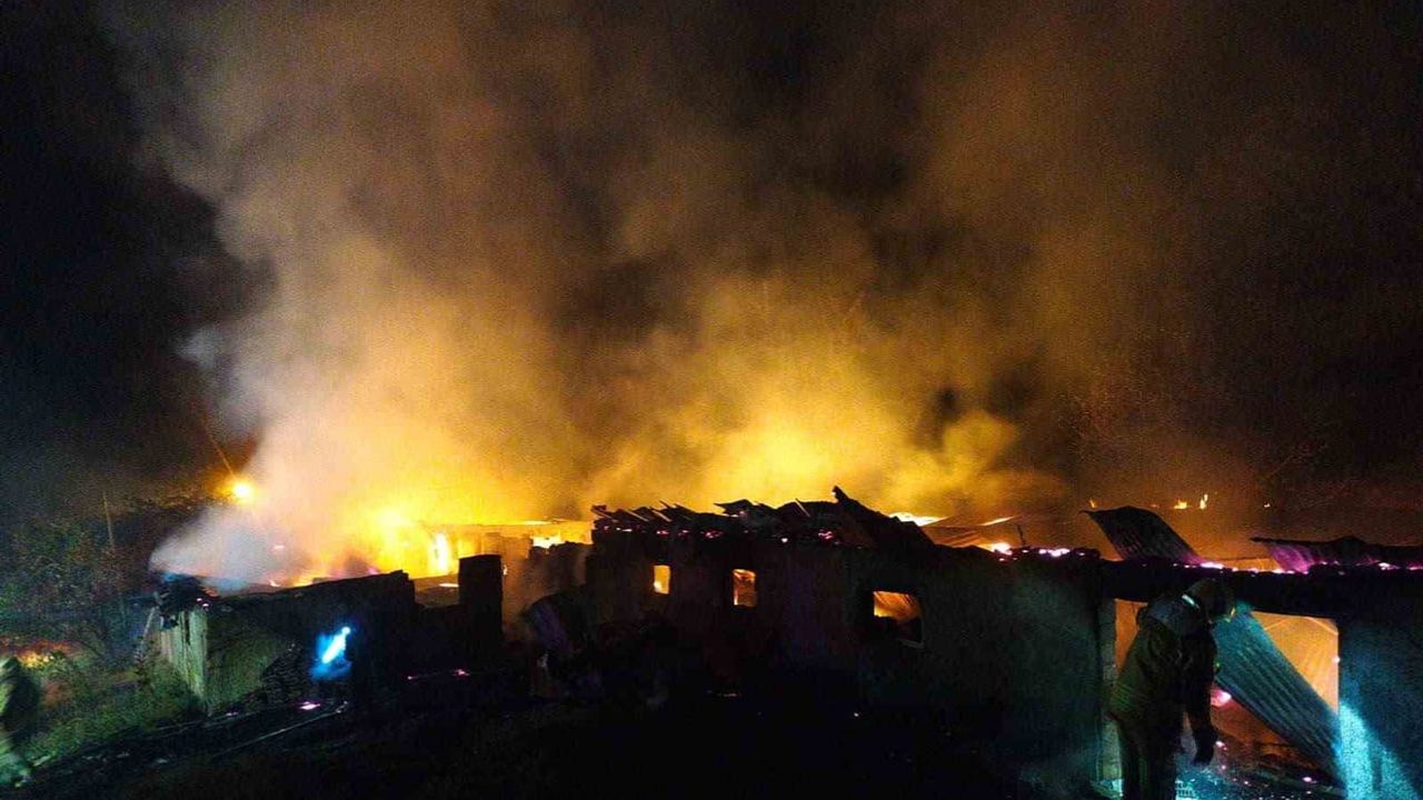 Mudurnu'da boş kümeste çıkan yangın saman balyalarını tahrip etti