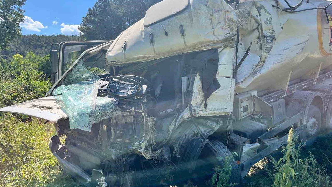 Mudurnu'da kamyon çarpışması: sürücülerden biri yaralandı
