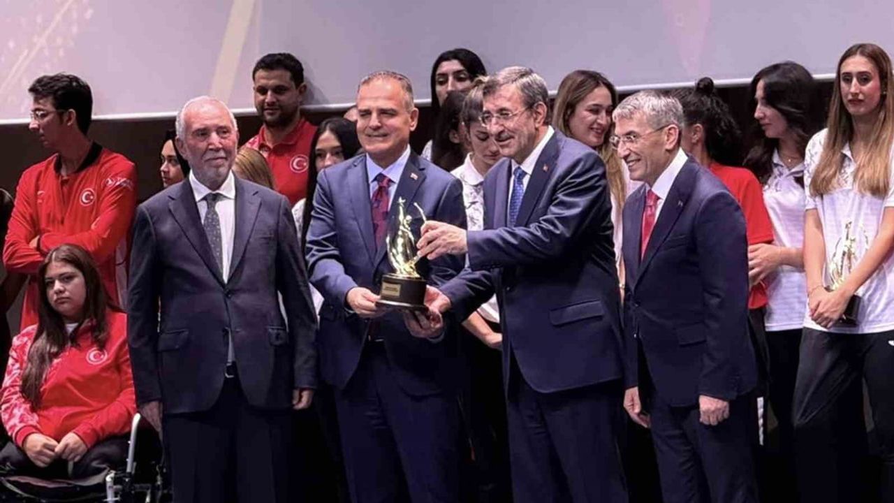 Muğla'da gençlik yılı ödülle taçlandı: vali Akbıyık'a spor ödülü