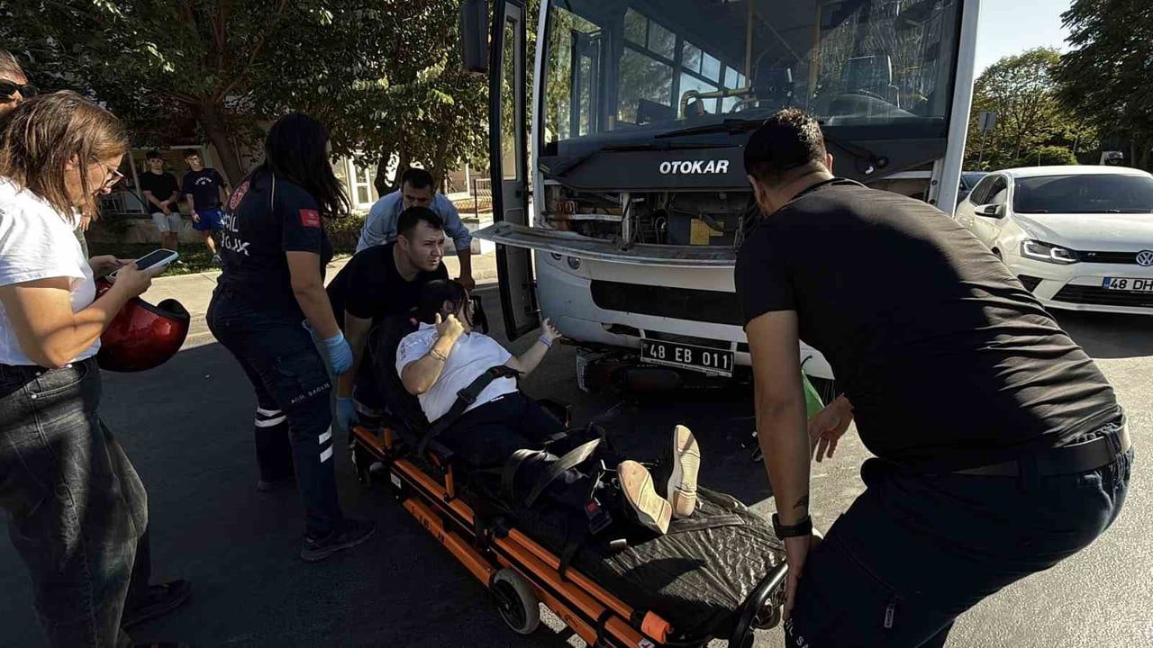 Muğla'da kavşakta çarpışma: elektrikli bisiklet otobüsün altında kaldı