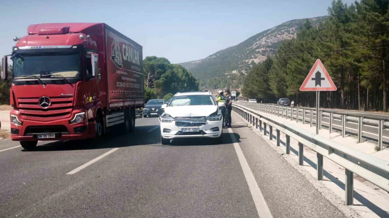 Muğla'da zincirleme kaza karayolunda uzun kuyruklara neden oldu